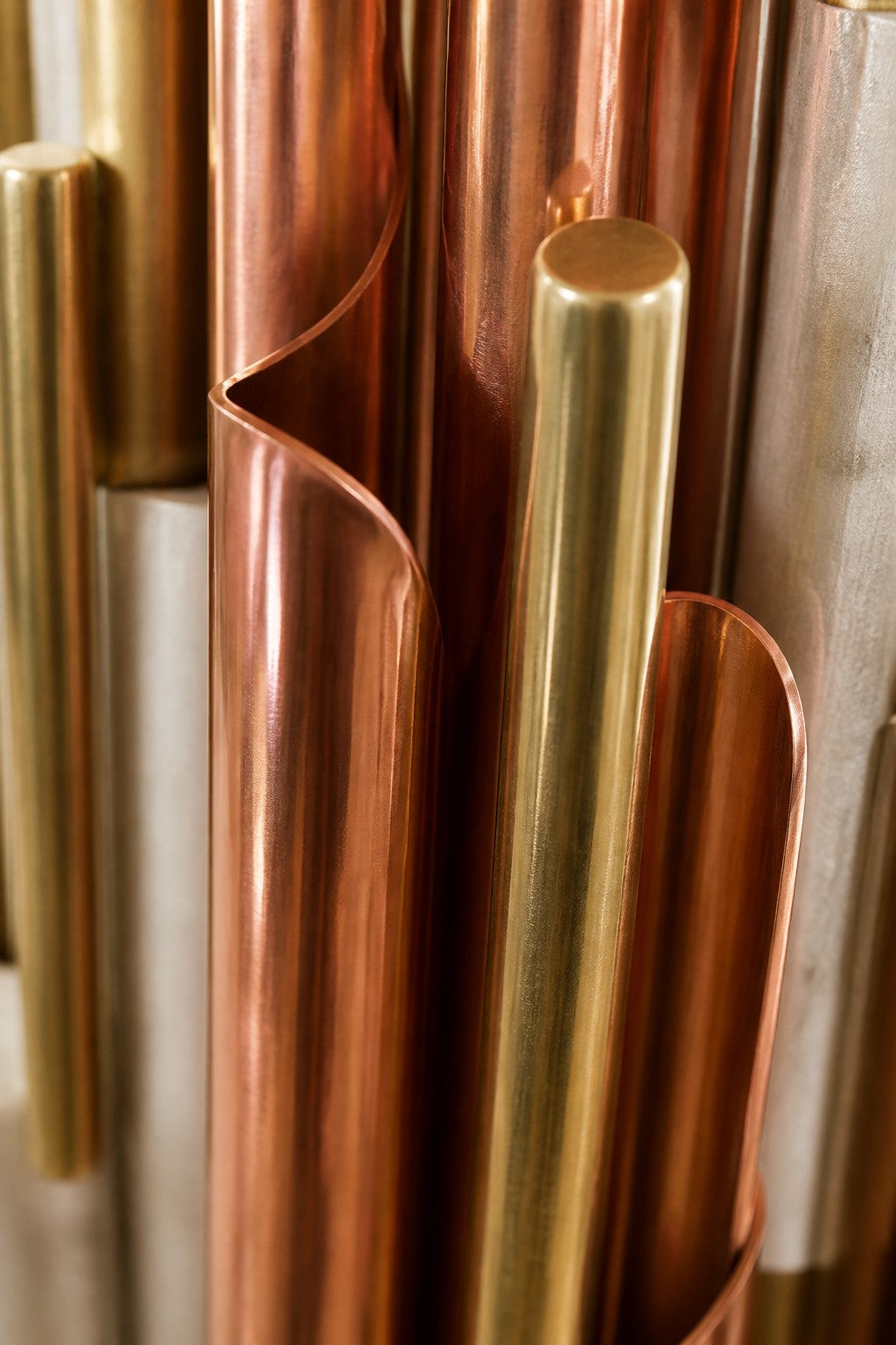 Brasa — 80 × 150 cm vertical cluster of slender copper and brass rods, close studio detail of the surface and material