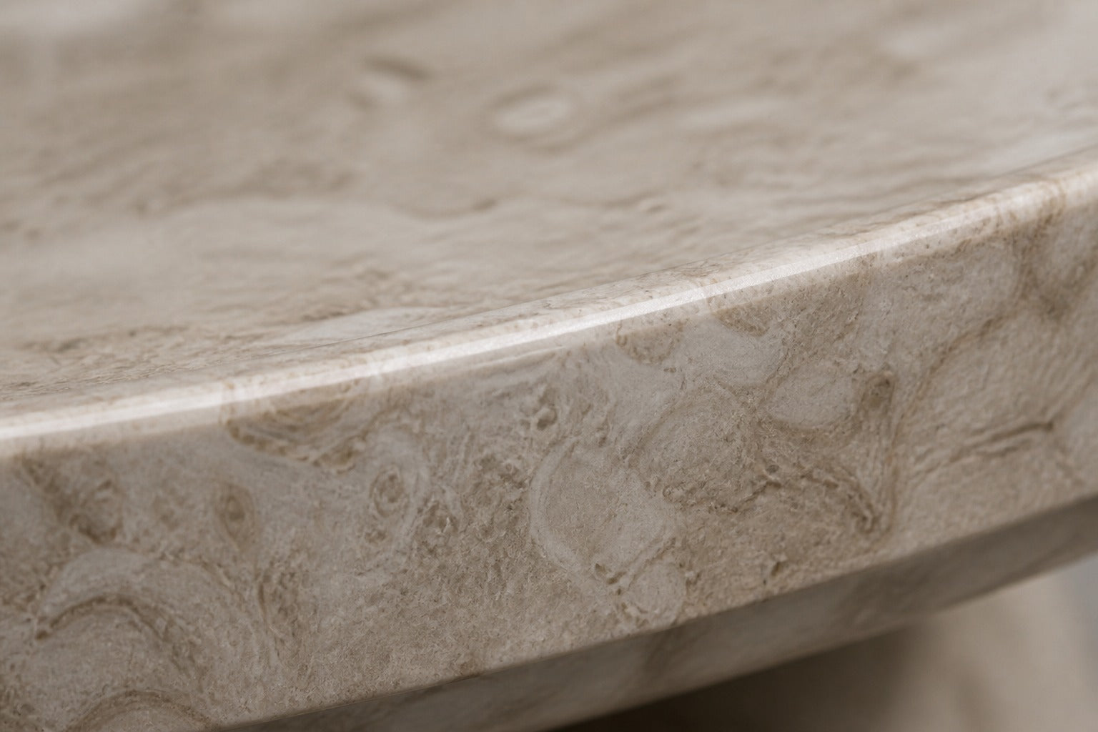 Stone pedestal fountain Kathib Ø65, pale warm stone, on a pale stone floor.
