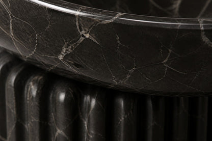 Layla Ø65 marble pedestal fountain, close detail of the surface and the basin rim