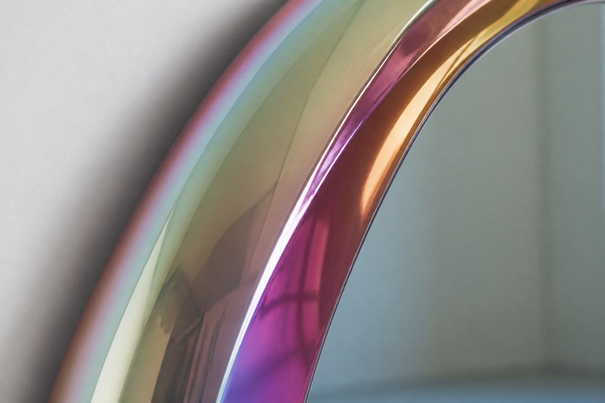 Nácar — asymmetric pebble-shaped mirror with an iridescent tubular frame, close detail of the surface and edge