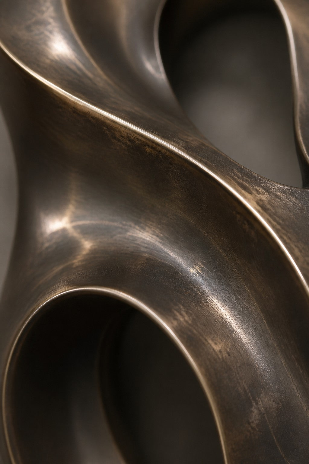 Nodo — 95 × 140 cm bronze wall sculpture of an open looping knot, close studio detail of the surface and material