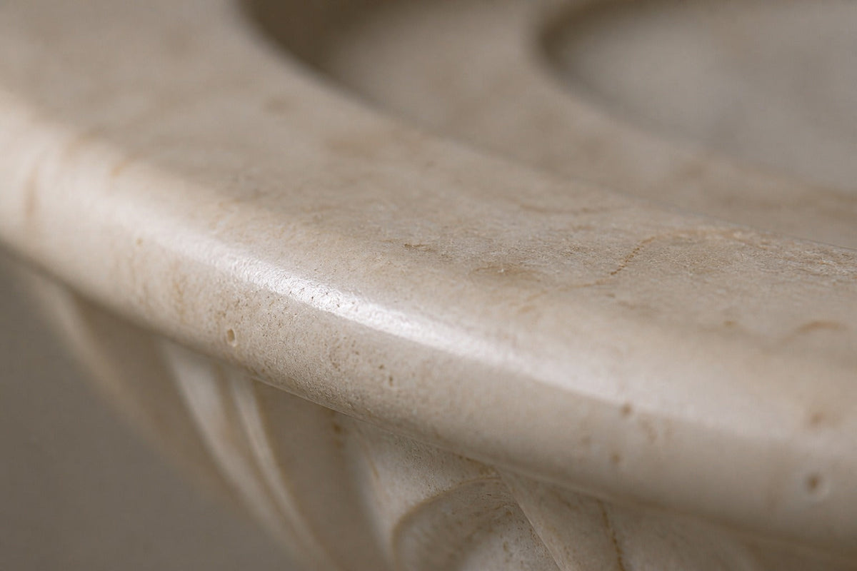 Vasca Ø65 limestone pedestal fountain, close detail of the surface and the basin rim