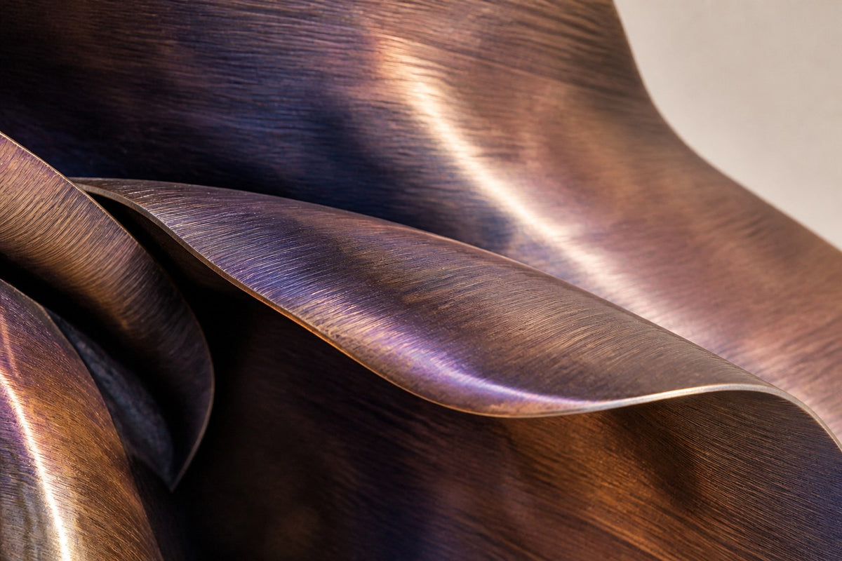 Velour — Ø 130 cm bronze-violet rose wall fountain, close detail of the surface and edge