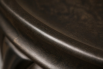 Wayrana Ø65 stone pedestal fountain, close detail of the surface and the basin rim