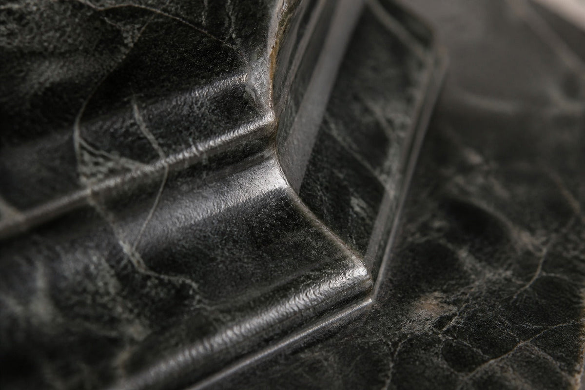 Yakura Ø65 stone pedestal fountain, close detail of the surface and the basin rim
